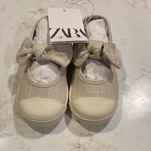 Zara Cream Shoes with Bow closure size Toddler 6.5 NWT